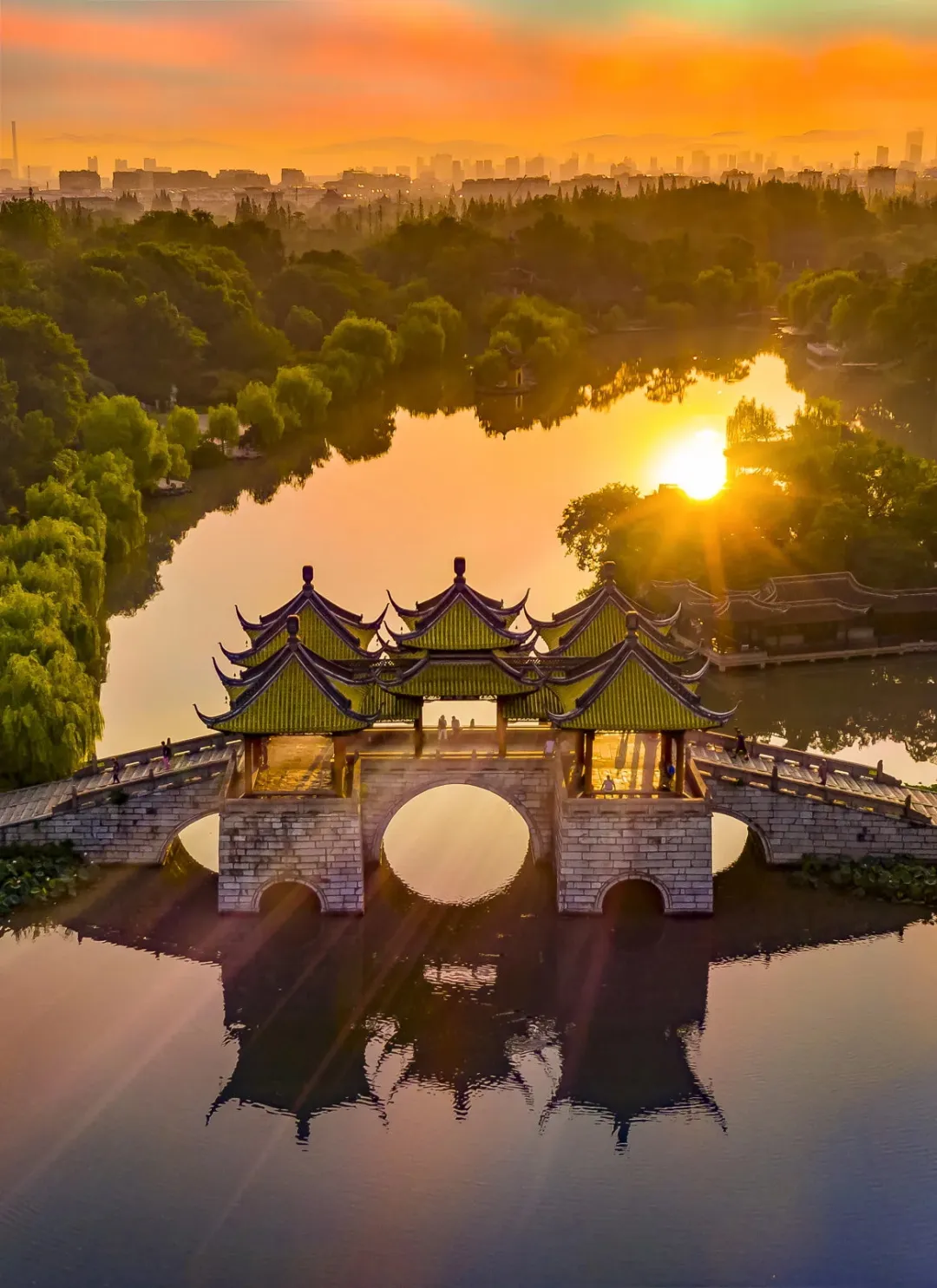 准四星【扬州-镇江去过大年五日游899】赠送大明寺祈福门票和瘦西湖门票，升级一餐价值1588元/桌的淮扬年夜饭，四晚连住扬州市区准四酒店