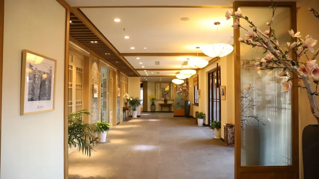 【东台仙居·演艺·温泉·美食四日奢旅】3晚4钻犁木客栈静谧舒适，晨起赏景、看价值168元《天仙缘》演出；温泉润身心，地道美食鱼头汤暖肠胃、纯玩四日