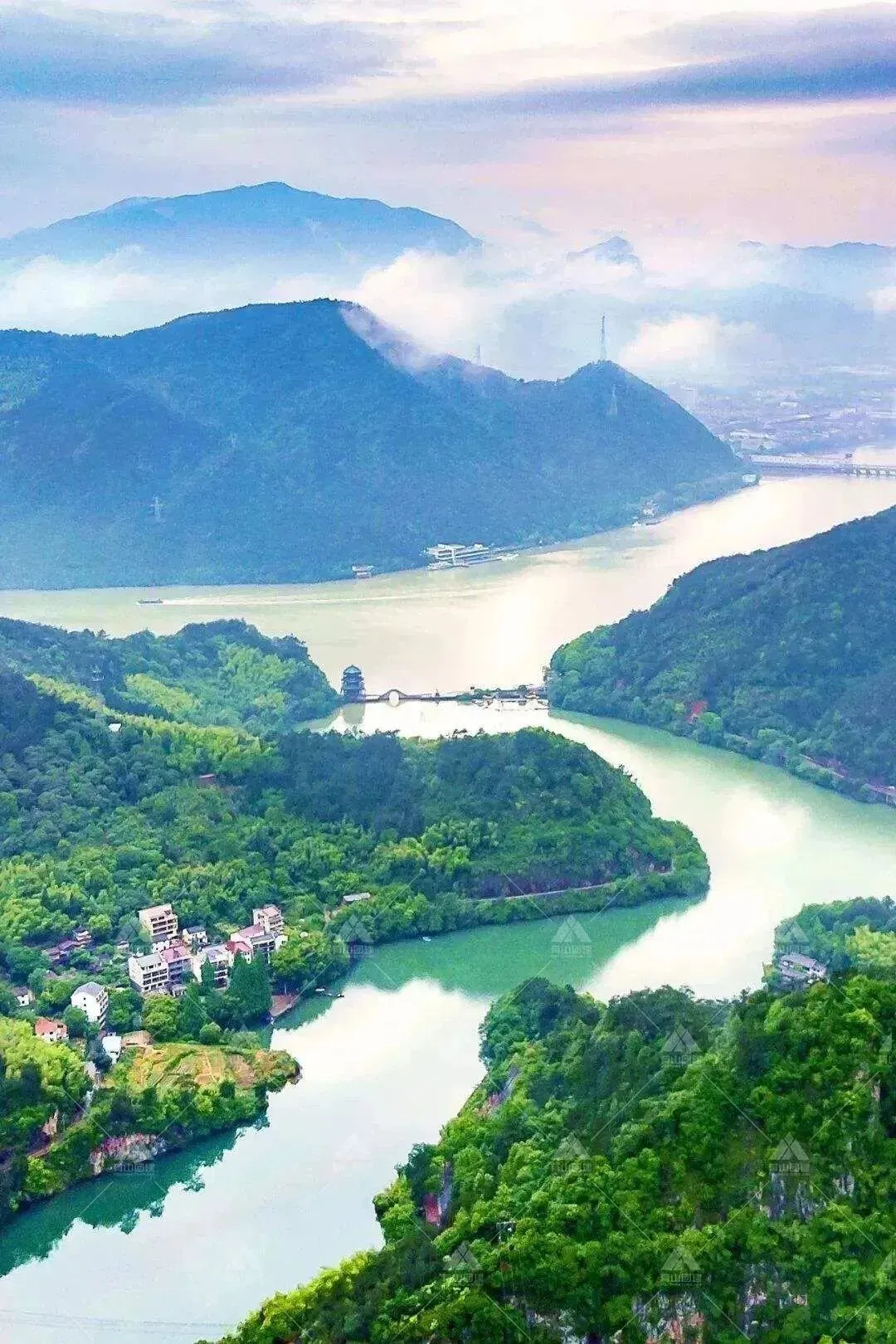 金马迎春！俯瞰富春江，799元抢杭州富阳临江花园富春山居图实景地丨享价值1999年夜饭+3正餐丨免费棋牌、唱歌。吃好玩好0投诉