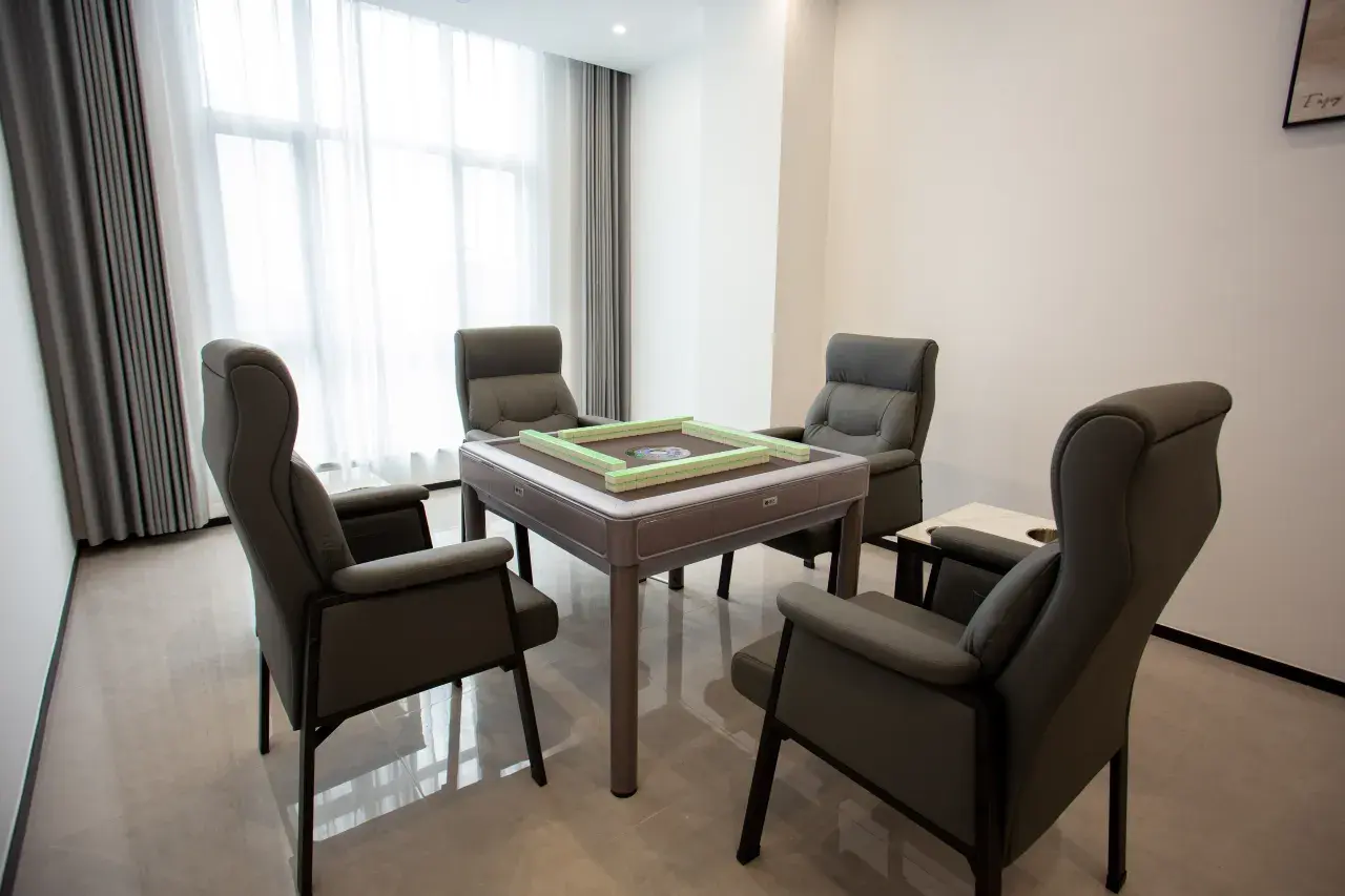 0201412000q233d5y4DEE_W_1280_853_R5