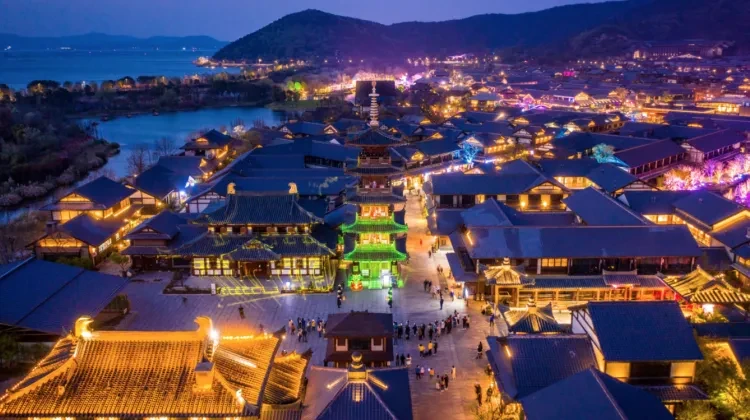 约会春天！百花争艳！五钻度假、超值苏锡常纯玩三日游！仅需499，打卡花卉植物园、金匮公园、拈花湾、红梅公园！免费棋牌、KTV ，享用自助早餐+自助午餐！