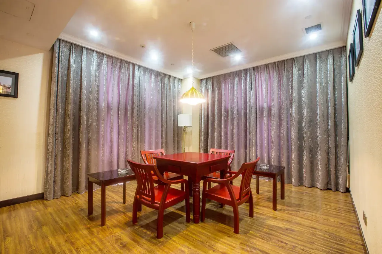 200j16000000z9dqcC503_W_1280_853_R5