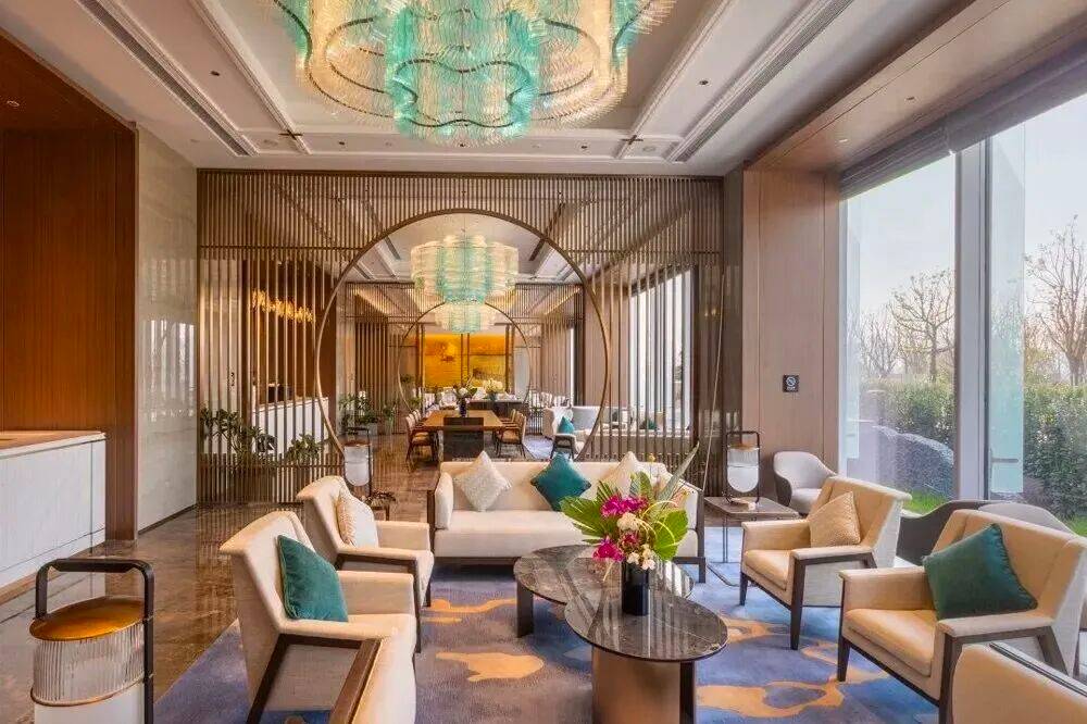 阳澄湖超豪华【苏州国际会议酒店】3天2晚699元，2正2早2宿，直面一线湖景！45㎡客房揽湖景入梦！免费棋牌！游高颜值泳池！