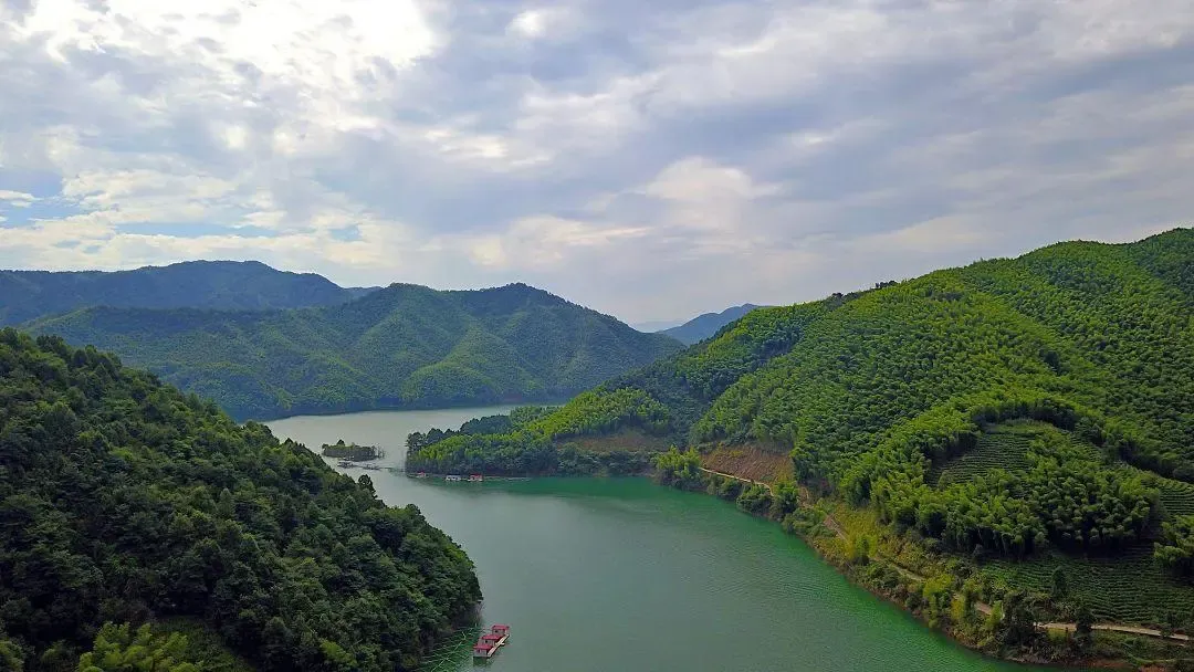 【468 纯玩跟车宁国三日游-住四钻有梅花鹿的酒店】玩青龙湾景区+储家滩+河沥溪老街，餐餐12菜一汤，升级一餐全鱼宴