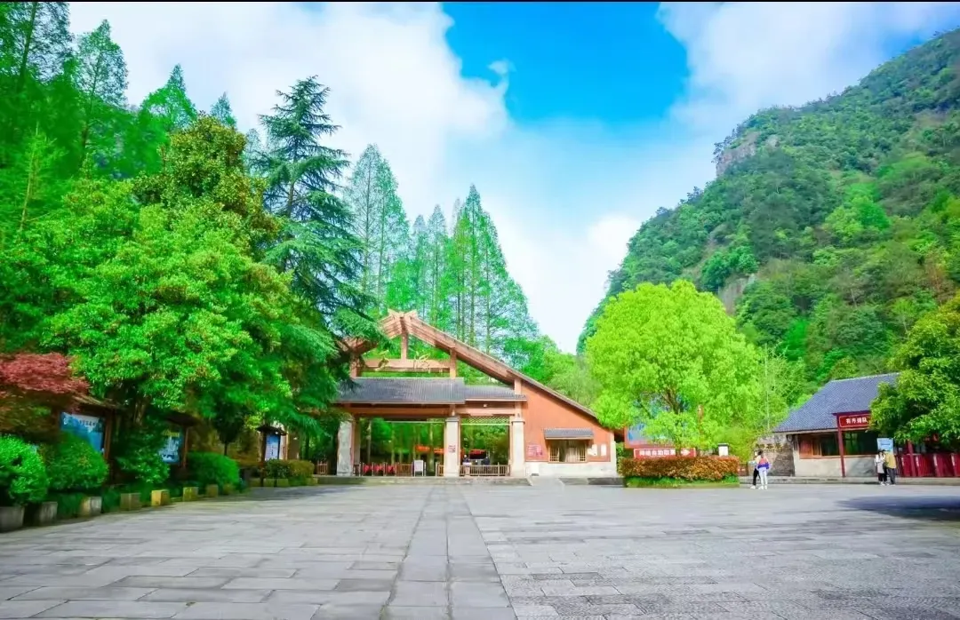 ♥2026过大年♥马年吉祥♥诸暨悦丽直邀♥精品过大年5日游惊爆价699/人，品当地八大碗美食，全程跟车服务。每人赠送5斤年糕+1688元豪华年夜饭*