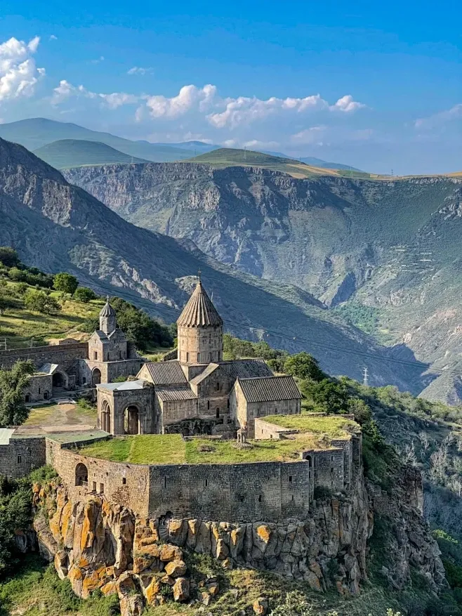 高加索3国9日9999元起，阿塞拜疆+亚美尼亚+格鲁吉亚，一价全含纯玩0购0自费，全国免费联运，升级网评5钻酒店+4大特色美食