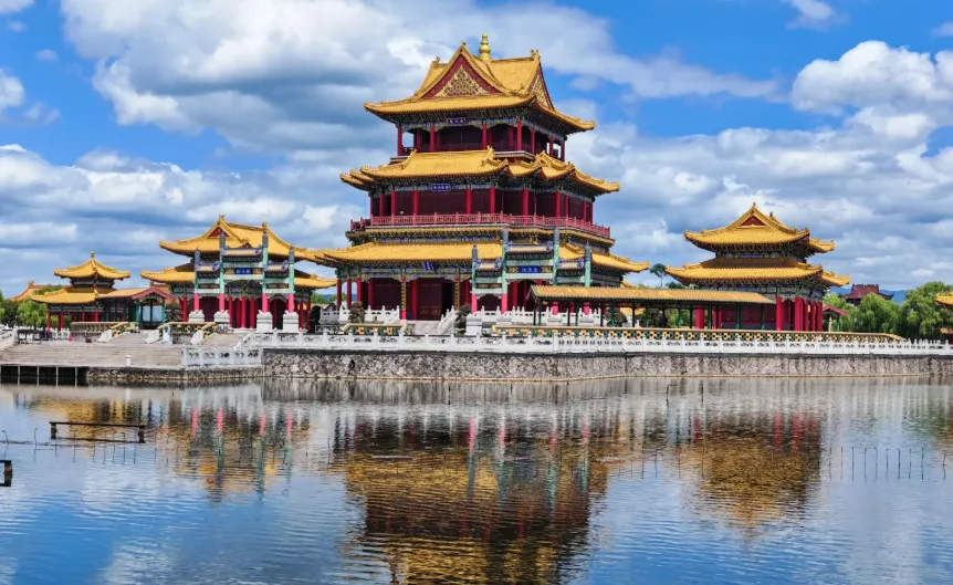 纯玩🌈299元横店二日游『🏖300亿复刻的圆明新园–赏“中式皇家建筑与欧式园林”』★赠：2正1早🏖 横店新景–圆明新园（春苑）+（夏苑）门票已含