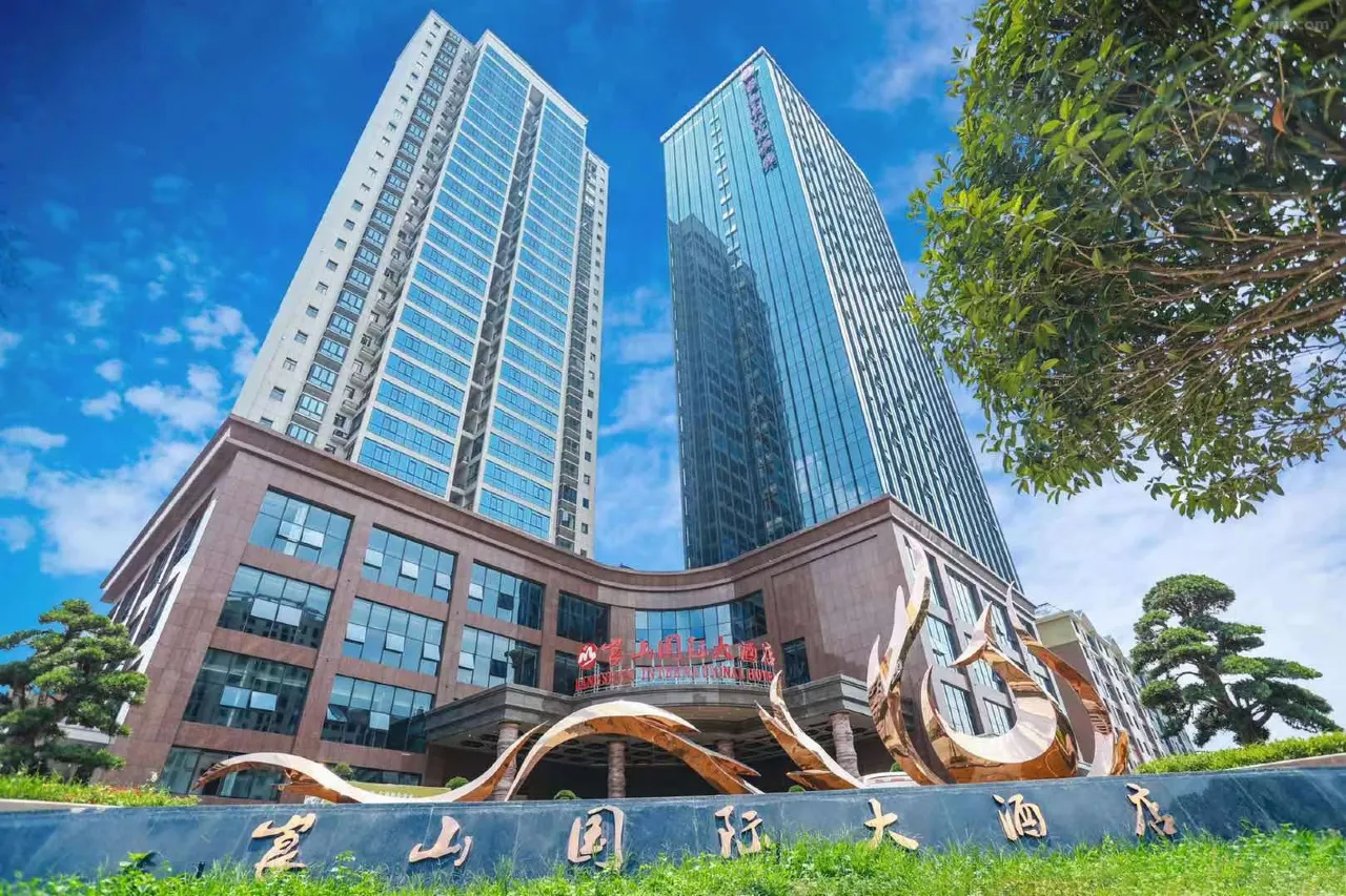 02067120008zg6mj10B61_W_1280_853_R5