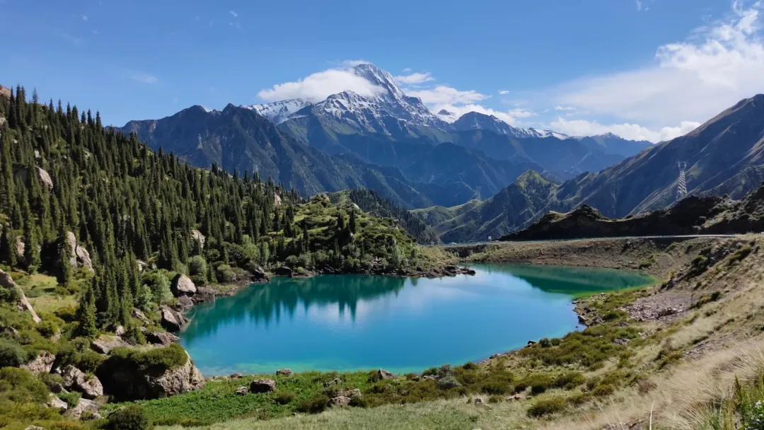 【躺游新疆•南北疆】尊享2人软卧包厢 ☞穿越独库公路南段+中段 🏨3晚五星酒店+2晚4钻酒店住宿+1晚禾木景区木屋+1晚那拉提四钻酒店（民宿）