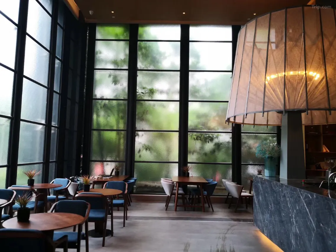 200a14000000wm0b6417B_W_1280_853_R5