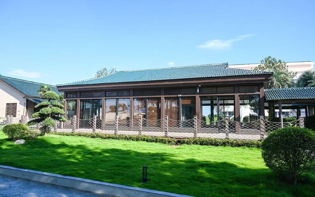 打卡宁波“小马尔代夫”！499元纯玩3日，含往返大巴、2宿慈溪缦心湾湖景房、6餐，近湿地公园吸氧，免费棋牌、唱歌、泳池，轻松惬意