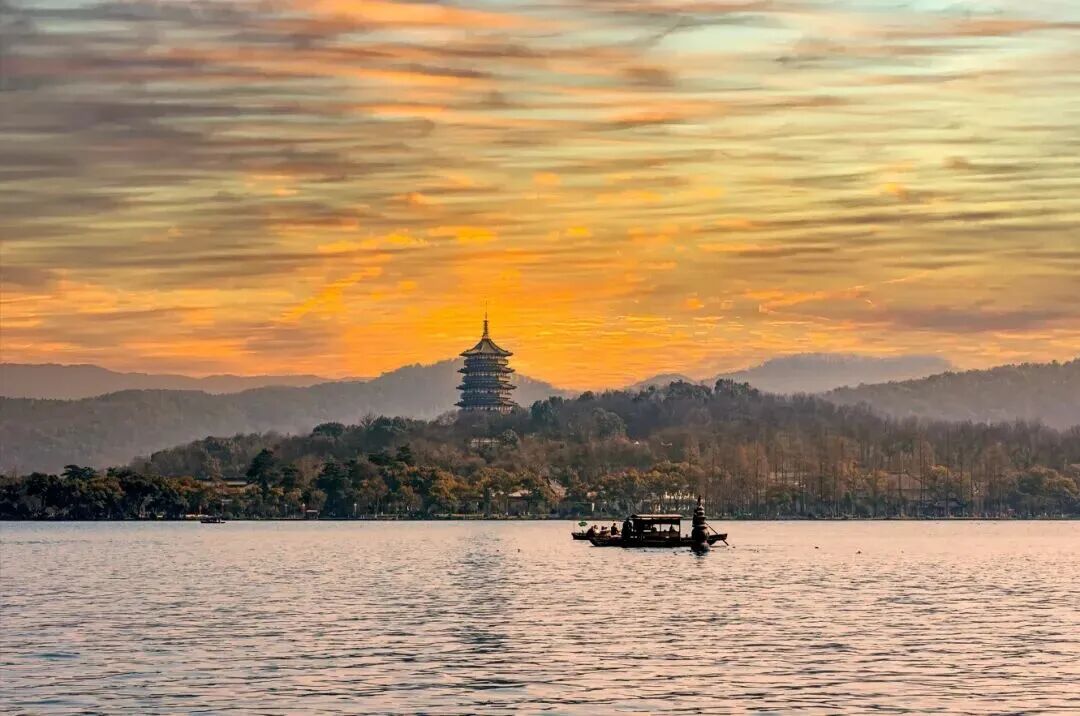 2人起订！超值大巴往返四日499·赏油菜花~住富阳 · 唯一山间酒店『陇林山居酒店』含餐3早5正 免费棋牌，唱歌 森林氧吧 群山环绕景点众多