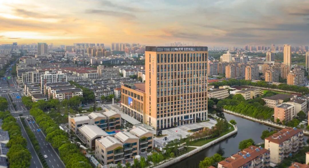 2人起订！【浙江嘉兴~平湖五钻华侨酒店】499元纯玩3日，含2自助早+4正餐，打卡东湖/南河头/莫氏庄园，免费：棋牌、唱歌