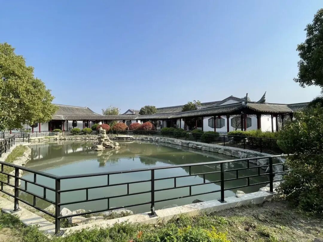 🌻花式-扬州！纯玩双4花『万亩油菜花海“小火车/乌篷船”百合花园山庄』免费棋牌唱歌，2早4正餐！3天限时纯玩特惠399元！赠送打卡盂城驿，文游台等特色景区，千垛距离酒店也很近