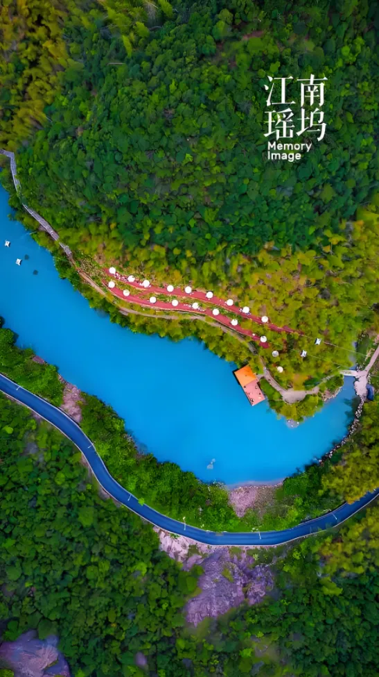 【踏春赏花♥莫干山~山顶城堡♥瀑布咖啡♥江南小九寨4天3晚399元！宿准五新酒店】莫干山江南瑶坞~天空之境✦七彩童话村✦隐居·石头部落✦月亮湾赏油菜花海