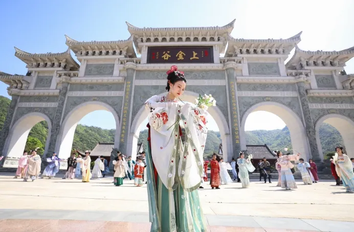 d227838eedda6e83bc09799d25c24dbb-sz_250981-1