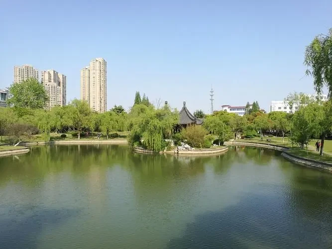 春风赴如东！399 元 “晶” 品4日游，承包 4 天 3 晚康养之旅！含 3 早 6 正餐，15 菜一汤小海鲜+三晚城区酒店住宿， 免费棋牌 K 歌嗨不停，无自费套路，性价比直接拉满！