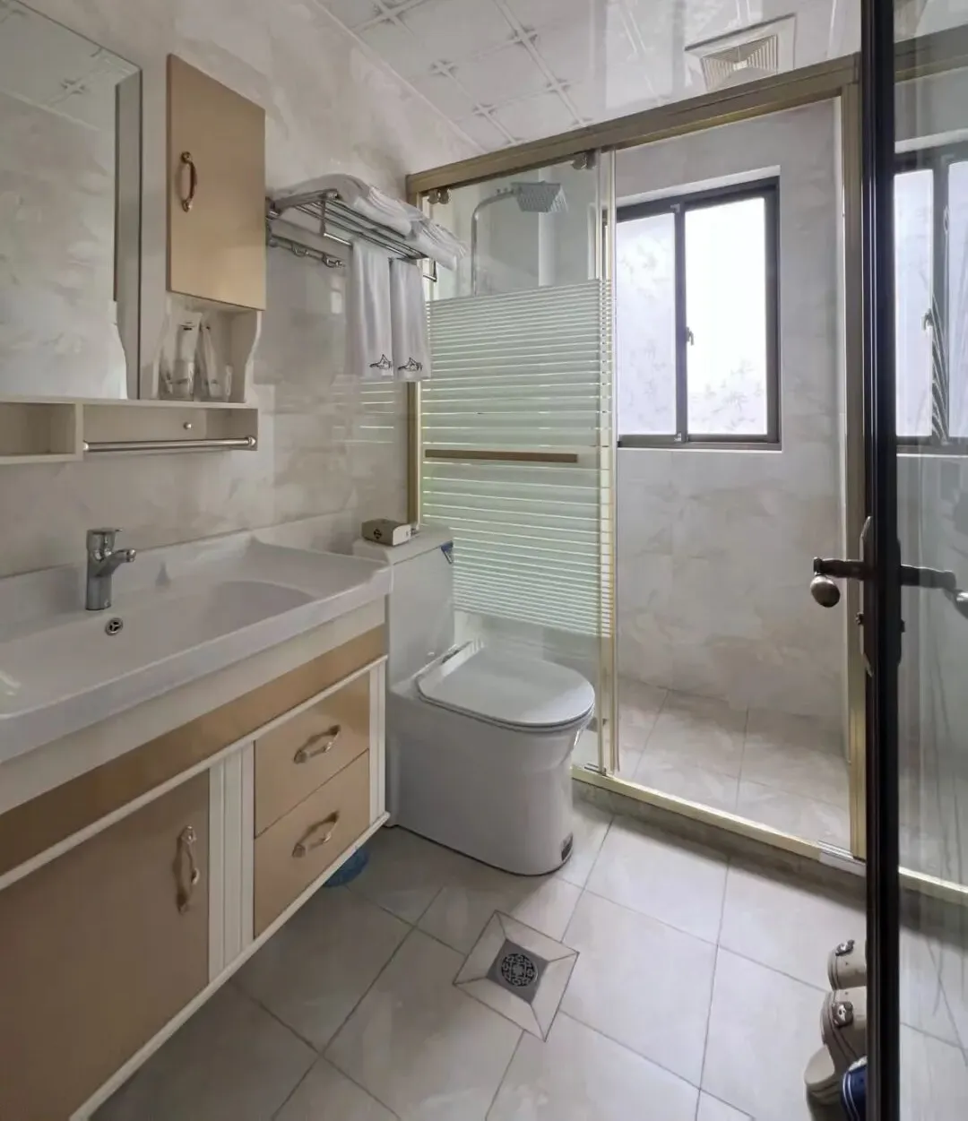 0ea5d04c84ba4b53e3f137fc68964838-sz_136945