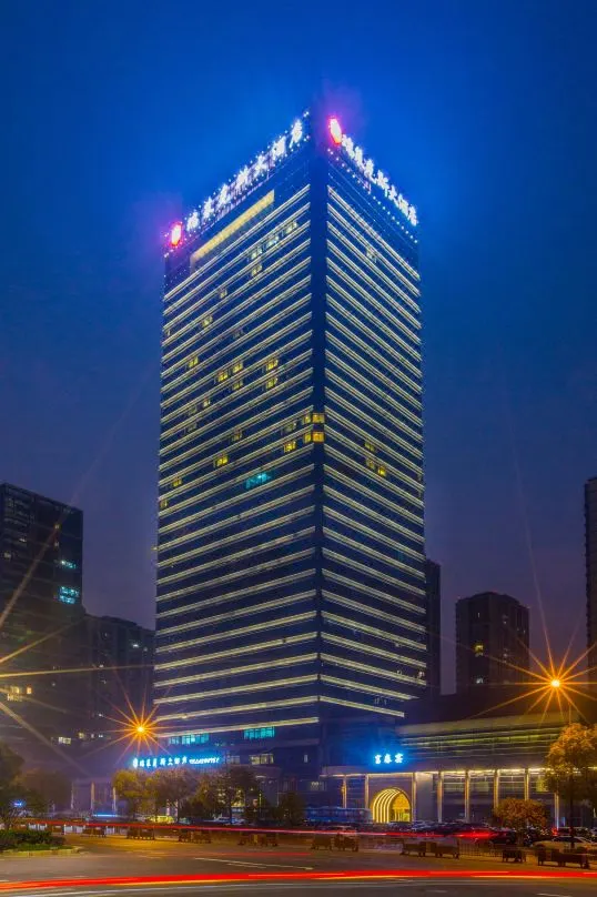 杭州富阳3天【富春江畔·超5星度假·富阳Relax·高奢·瑞莱克斯】祈福灵隐寺~新沙岛~望~天钟山迎客森谷~龙门古镇，全程车导，2早4正仅要499