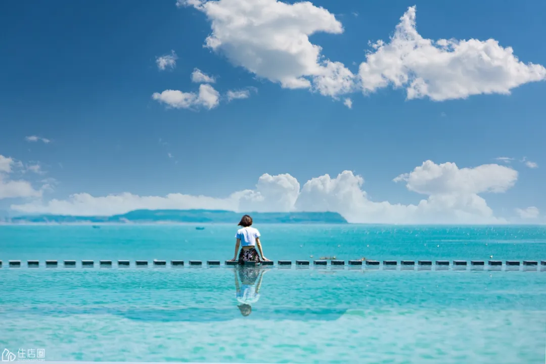 🏝️2人起订『花样漳州~冰岛同款-海景套房』1199起！漳州龙海白塘湾7天6晚冰岛同款火山海景之旅！携程4 钻68㎡海景套房连住，180°的大阳台瞰海！海水温泉丨一半海湾丨一半火山！