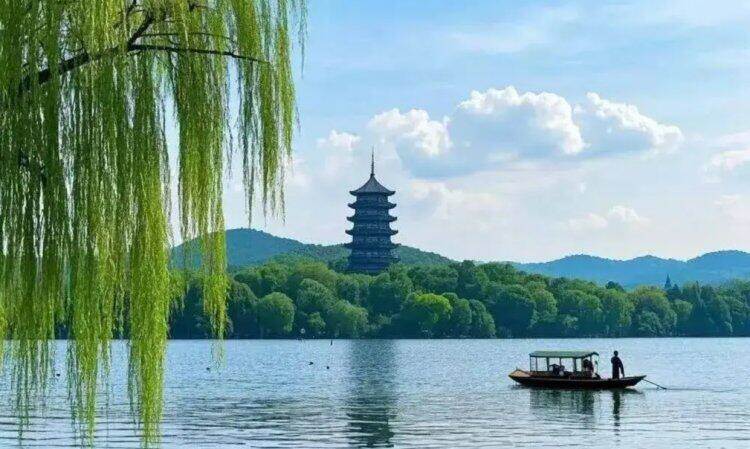 🌼【春赏山花，夏避酷暑】🌼499元杭州桐庐纯玩四日游, 🌟连住四星标准酒店 3自助早5正餐 赠送琴溪香谷门票 打卡状元洞 芦茨村🌼杭州西湖等 免费棋牌 免费唱歌