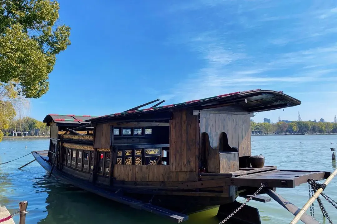 【26年嘉兴大爆款】万信瑞铂酒店 499元起4天3晚含大巴 享3早6正餐 拒绝预制菜 4人起订不拼桌 免费棋牌 免费KTV 逛秀湖公园 京杭古运河