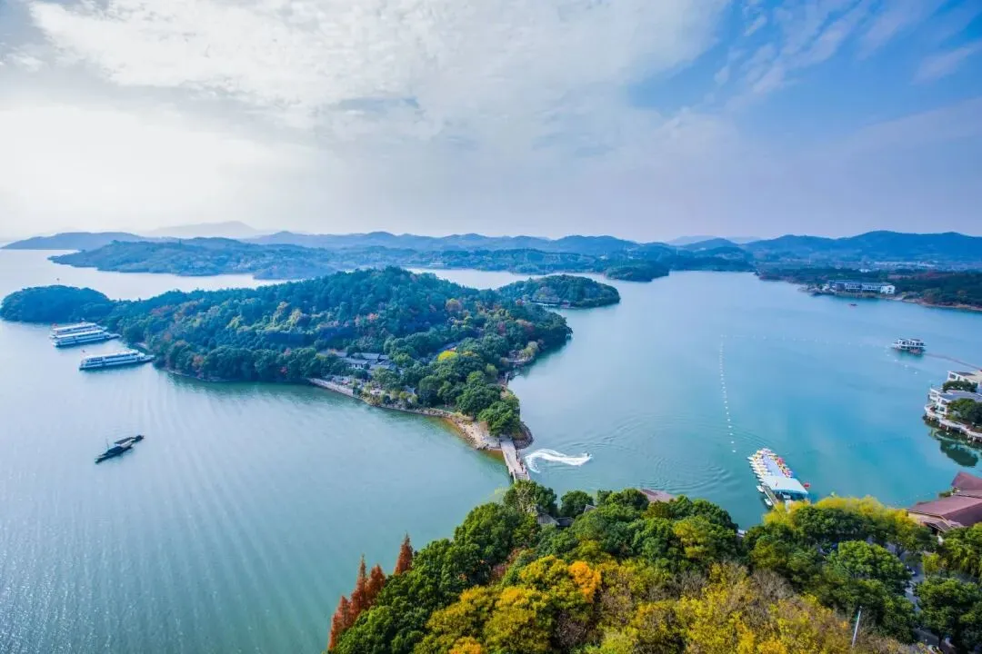 【499含船游天目湖+夜游窑湖小镇●度假四日游】一价全含◆跟车带导◆含3早5正◆送鱼头汤◆免费棋牌、唱歌