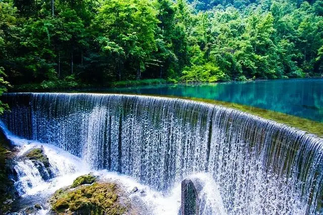 4-6月份【尊享贵州】品质纯玩双飞8日游 ·2+1航空座椅 ·上海自组团·东航直飞