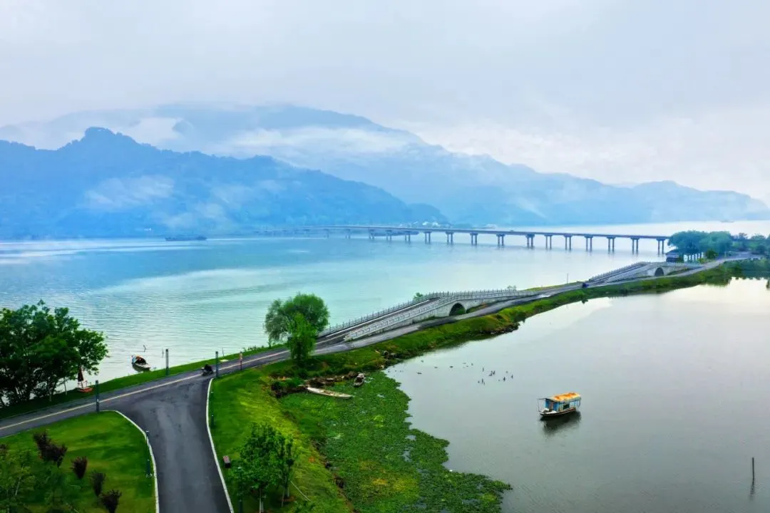 「赏花来浙西三江口赴一场花海之约+灵泉洞 纯玩3日」三都九姓渔村，西湖水街，住四花豪华酒店、含2早5正餐，12菜1汤、升级鱼头宴、免费麻将唱歌