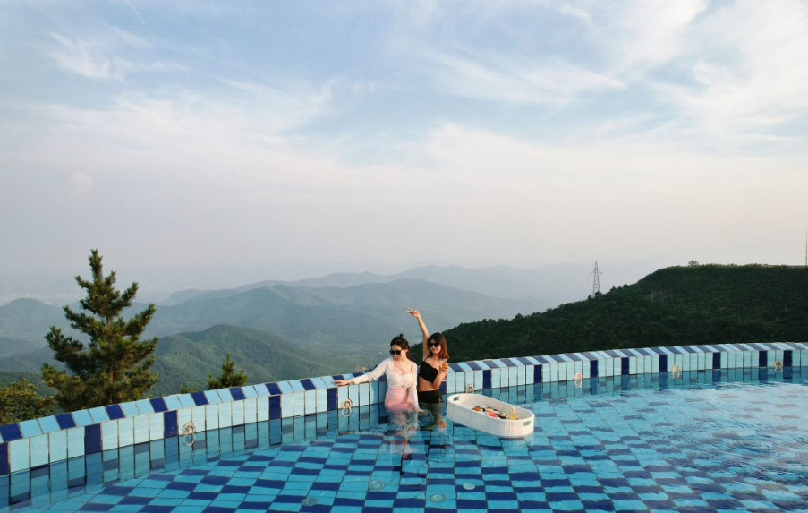 看繁星追日出的山顶民宿~江左凤凰（铜官山店）~吃住全含~棋牌免费玩~无边泳池畅玩~藏在云边/群山环绕，放眼望去即是大山与蓝天~